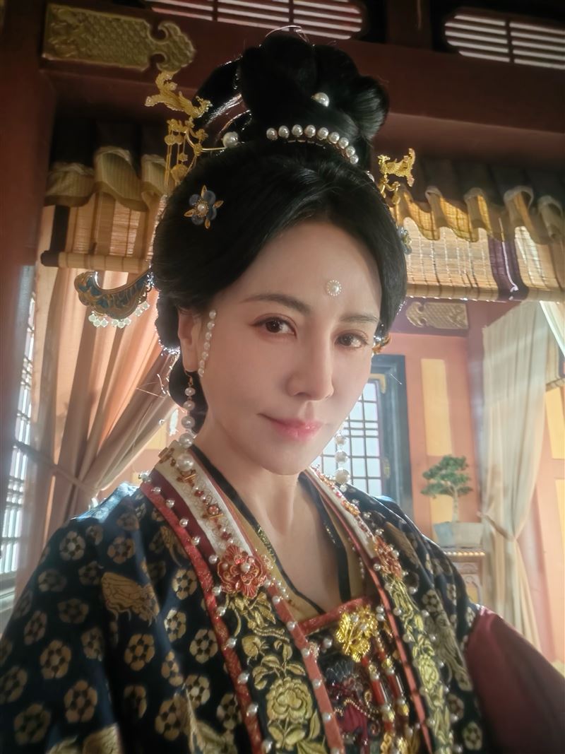 田麗近期在古裝劇《逐玉》現身,讓不少人驚嘆她的凍齡狀態。(圖/田麗工作室提供)