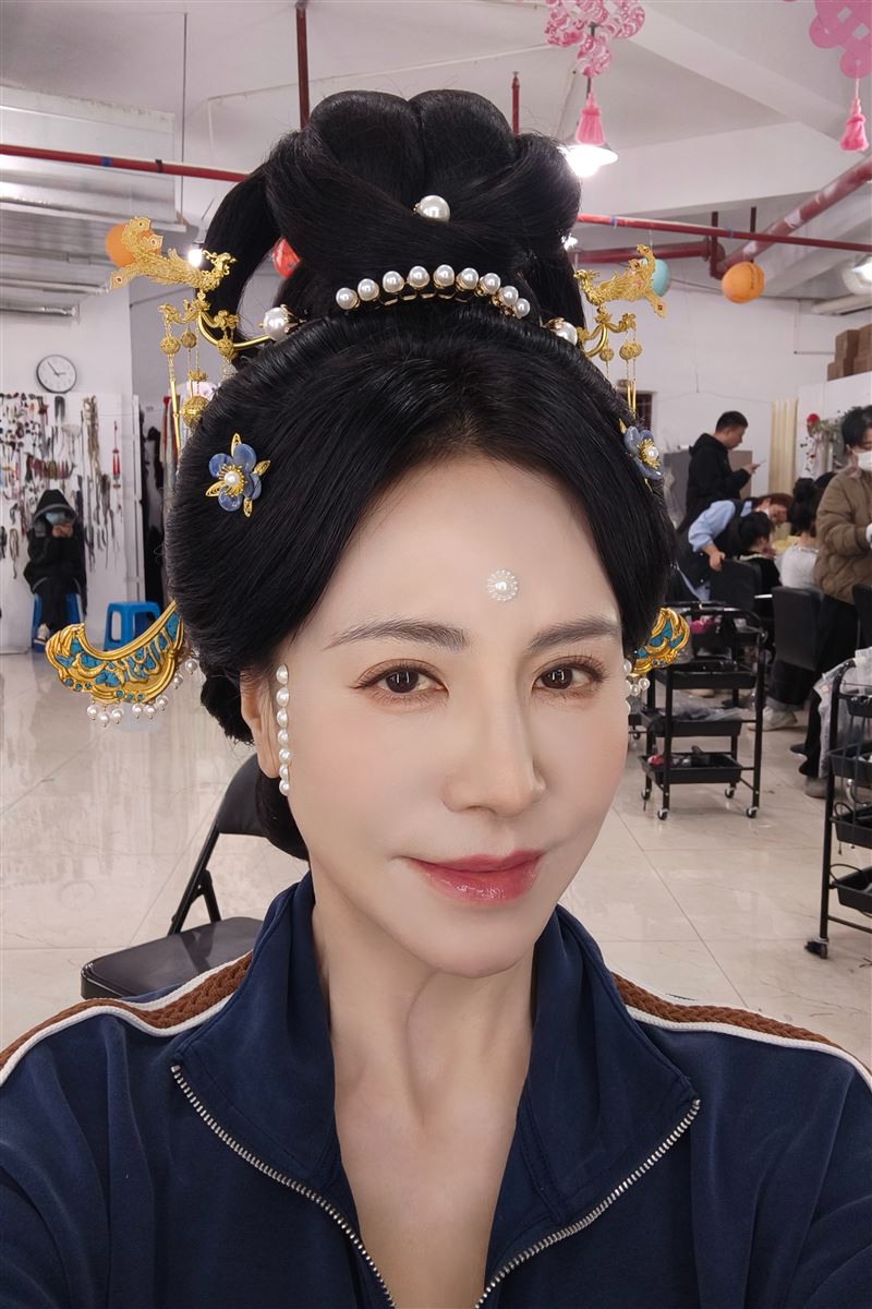 田麗近期在古裝劇《逐玉》現身，讓不少人驚嘆她的凍齡狀態。（圖/田麗工作室提供）