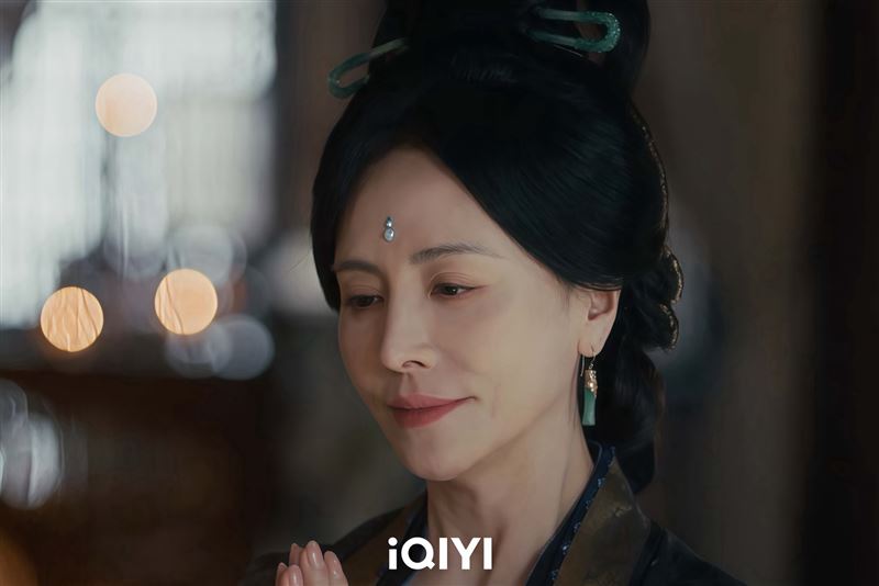 資深女星田麗近期在古裝劇《逐玉》中飾演安太妃。（圖／愛奇藝提供）