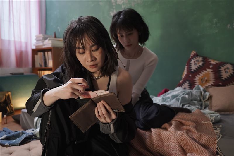 鄭宜農與連俞涵在MV中大打出手，卻也展現默契一面。（圖／邊走邊聽有限公司提供）