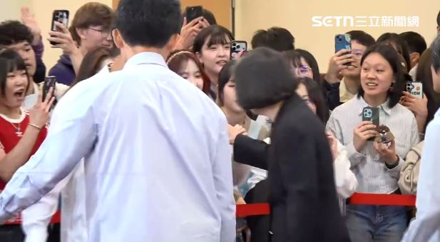 蔡英文到東吳演講還飯撒合比愛心（圖／翻攝畫面）