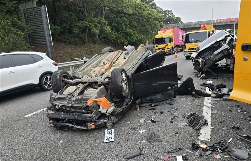傷者躺車道待援。（圖／翻攝畫面）