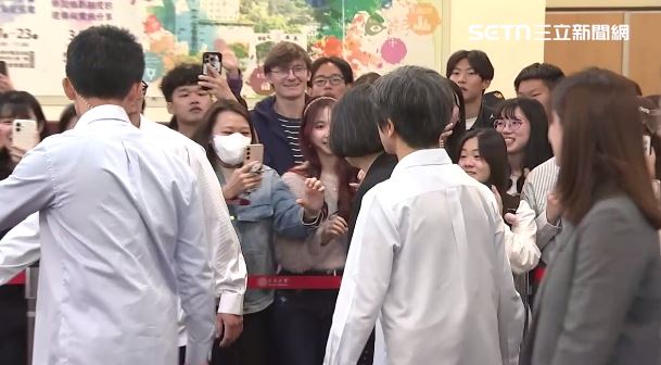 蔡英文到東吳演講還飯撒合比愛心（圖／翻攝畫面）