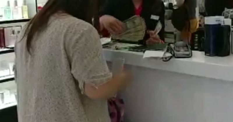 旅客指出，可事先標出頁數，方便店員退稅時快速翻到入境蓋章頁。（示意圖／資料照）