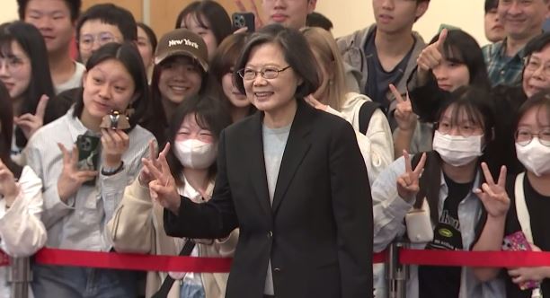 前總統蔡英文前往東吳大學演講,臨時加碼與在外等候的學生們大合照(圖/翻攝畫面)