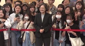 前總統蔡英文前往東吳大學演講，臨時加碼與在外等候的學生們大合照（圖／翻攝畫面）