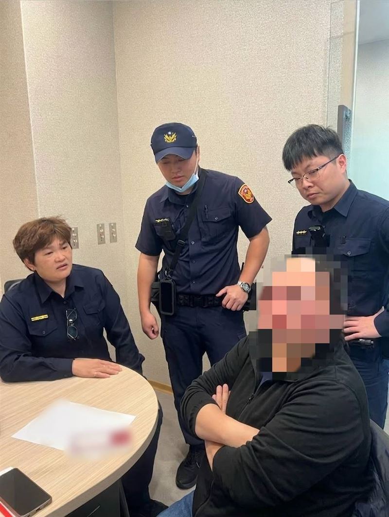 詐團透過LINE聯繫會計，再成立群組，一人分飾廠商與老闆，要求會計匯款44萬美金到指定帳戶。(圖／翻攝畫面)