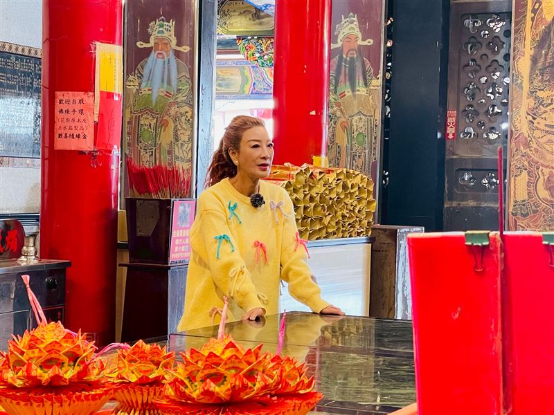 楊繡惠廟裡思考政見發表會40秒內容。（圖／民視提供）