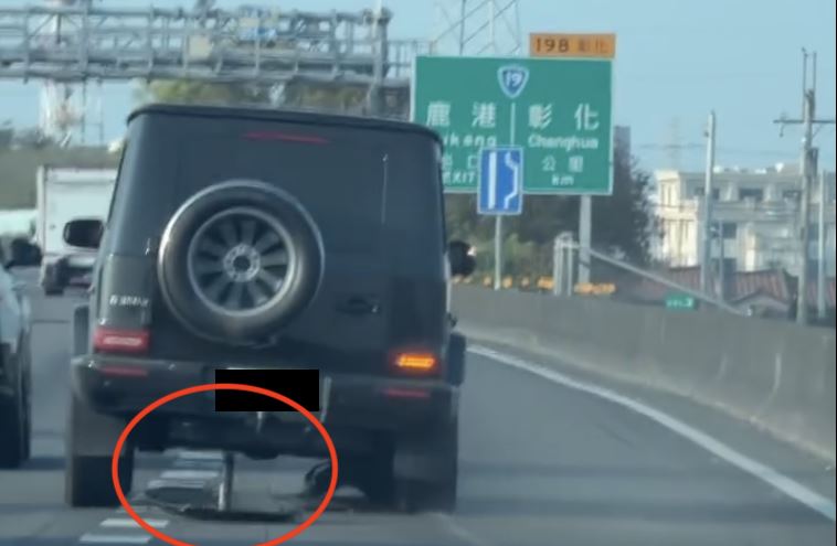 賓士大G爆胎後仍行駛於道路上，更沿路掉零件，相當危險。（圖／翻攝自Threads @archer_j.hao）
