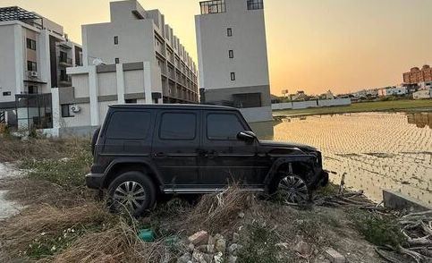 60歲江姓駕駛酒測超標，肇事後停駛在路邊。（圖／翻攝畫面）