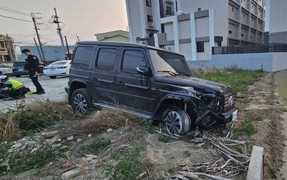 江男肇逃後呆坐在駕駛座，員警上前時聞到濃濃酒氣。（圖／翻攝畫面）