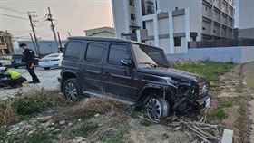 賓士大G「爆胎沿路噴裝」擦撞肇逃！阿北喝爛醉呆坐車上　超高酒測值曝（圖／翻攝畫面）
