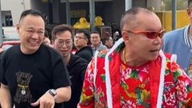 謝老闆同框吊車大王一起跳舞。（圖／翻攝弘達國際YT）