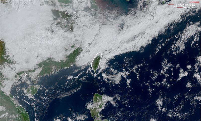 今天微弱鋒面正悄悄掠過北台灣上空，東北季風稍微增強。（圖／翻攝自台灣颱風論壇｜天氣特急）