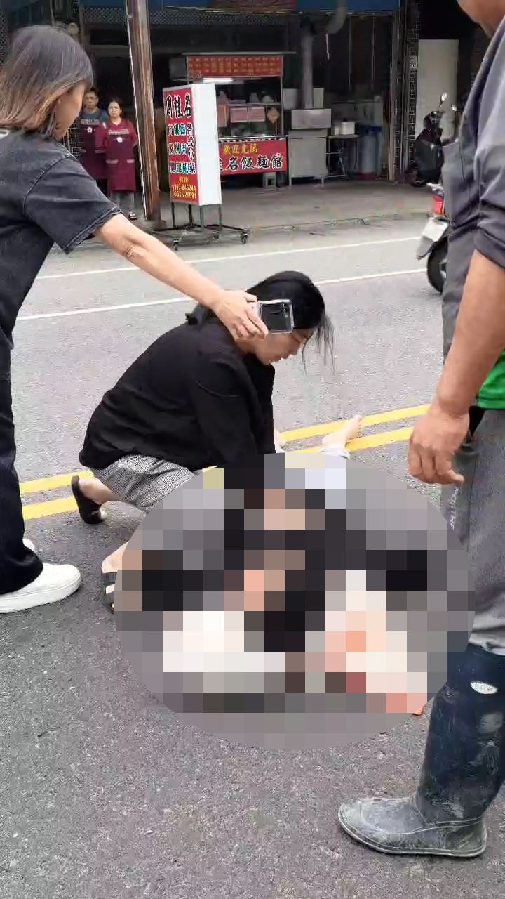 在路過民眾的幫助下，失去呼吸的機車騎士被成功壓回心跳。（圖／翻攝畫面）