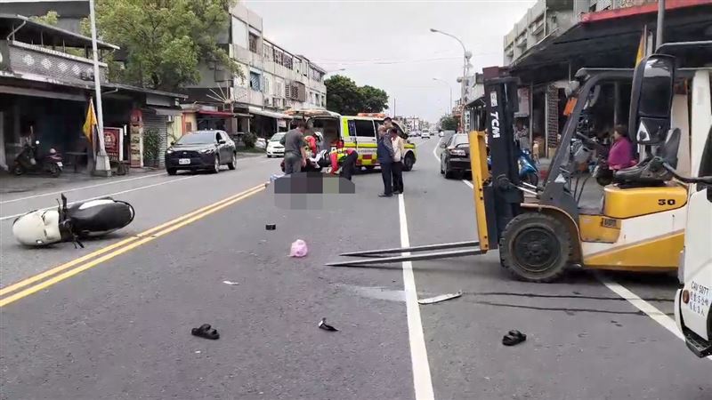 機車騎士撞上正在倒車中的堆高機，瞬間噴飛倒地失去呼吸心跳，現場機車零件四散。（圖／翻攝畫面）