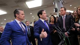 有不明無人機盤旋在盧比歐和赫格塞斯居住的軍事基地。（圖／翻攝自X平台 @Muhamma22474285）