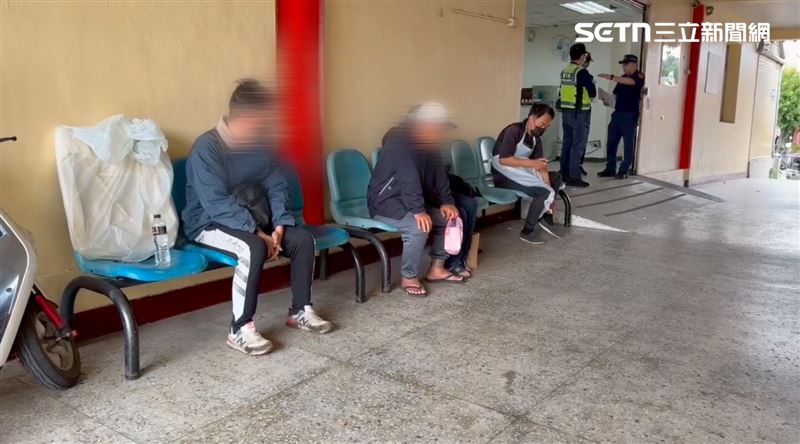 黃姓駕駛（左一）被依過失致死罪送辦，檢方諭知3萬元交保。（圖／記者林昱孜攝影）