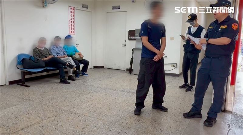 死者兒子（右三）在台北當警察，接獲噩耗後南下認屍處理父親後事。（圖／記者林昱孜攝影）