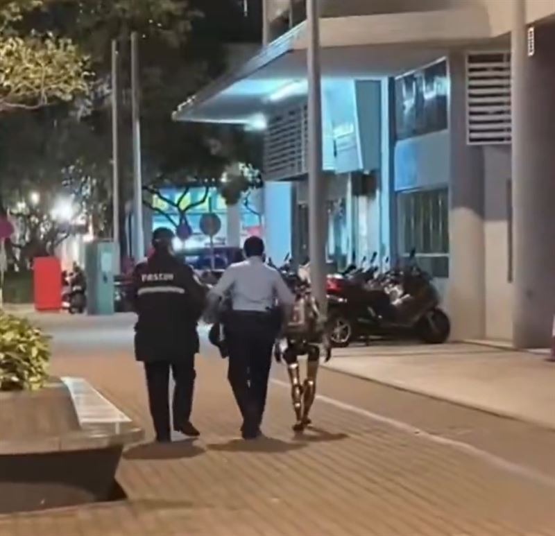 警方派出人力，把嚇人的機器人抓走。（圖／翻攝自微博）