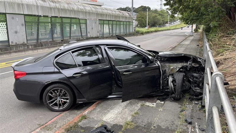 新店毒駕男撞護欄！被抓前「癱車內補吸」