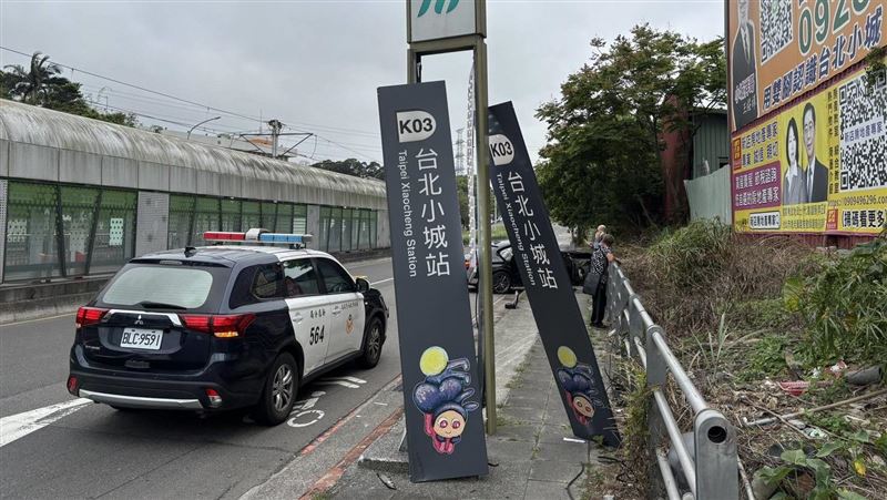 新店男毒駕恍惚，失控自撞人行護欄。（圖／翻攝畫面）