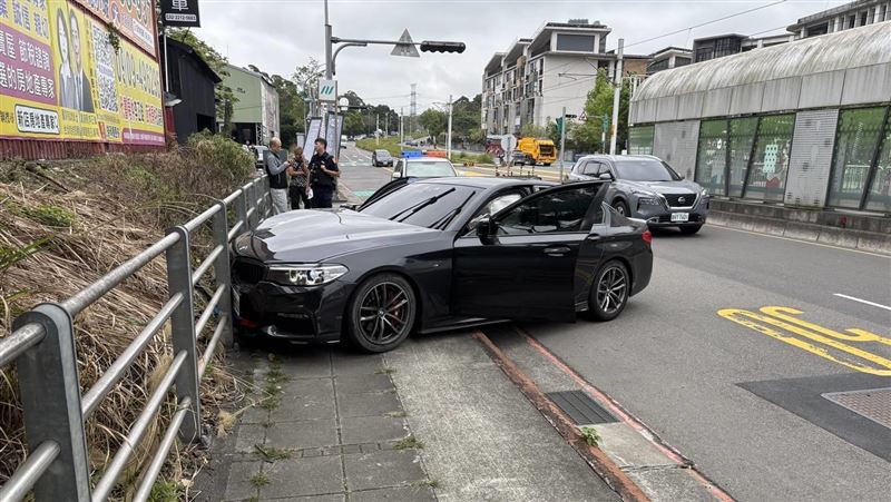 新店男毒駕恍惚，失控自撞人行護欄。（圖／翻攝畫面）