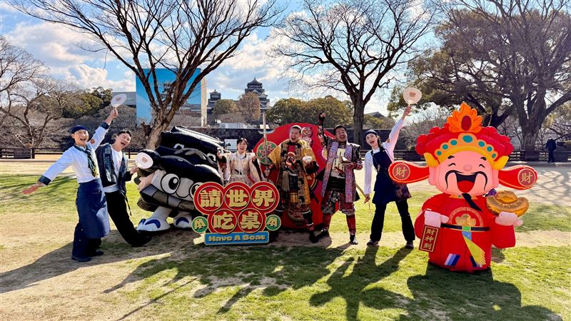 本次辦桌主題定為「廟會」，地點選在震後重建的熊本城前舉行。（圖／三立提供）