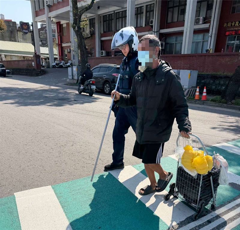 張姓男子疑似因生活困頓流落街頭，苦無車資返回高雄老家，楊梅分局員警主動伸援。（圖／桃園電子報提供）