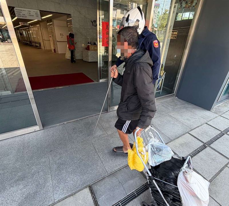 楊梅派出所警方了解男子的困境後，陪同他到楊梅區公所洽詢相關補助資源，並協助其辦理搭火車返鄉事宜，讓男子相當感動。（圖／桃園電子報提供）