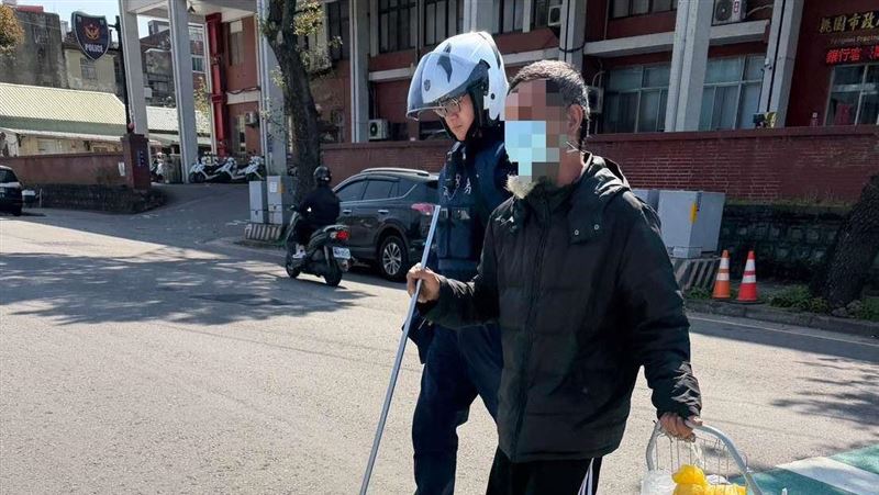 感動！楊梅男流落街頭　暖警主動轉介救助資源。（圖／桃園電子報提供） 
