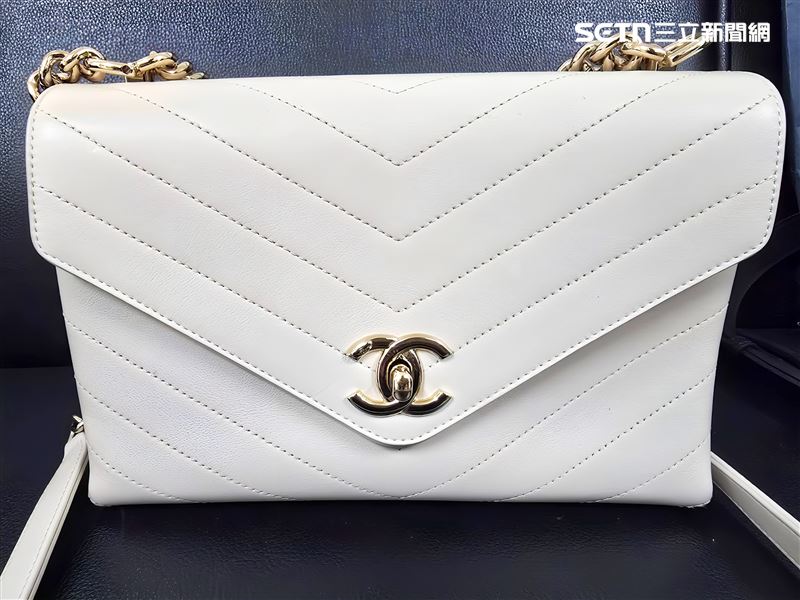 主嫌黃柏菖等7人遭法院裁定羈押禁見，對仍在逃的負責人簡坤松發布通緝。（圖／翻攝畫面）