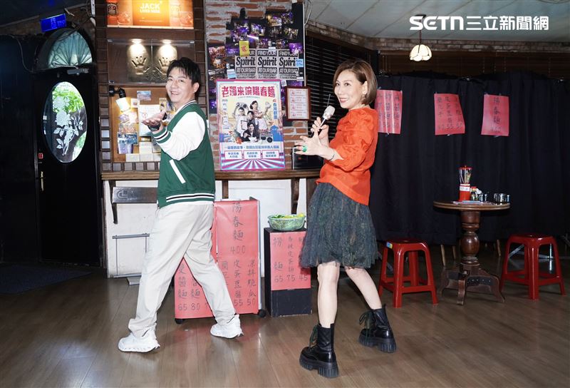 陳隨意（左）、郎祖筠（右）重現舞台劇經典橋段。（圖／記者趙于瑩攝影）