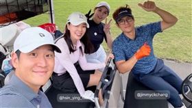 周興哲（左起）、曾馨瑩、Joanne、張傑明坐在高爾夫球車上自拍。（翻攝hsin_ying_tseng IG）