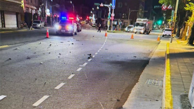 酒吧員工陳男騎機車返家，與BMW休旅車發生碰撞，傷重送醫不治。（圖／翻攝畫面）