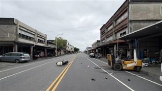 宜蘭機車碰撞堆高機！26歲女騎士噴飛OHCA