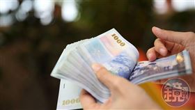 有位網友近日在Dcard貼文，提到自己之前一直當「月光族」，後來換了工作、回家住後，每個月可存下1、2萬元。（示意圖，本刊資料照）