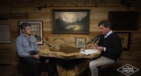 前美國國家反恐中心主任喬·肯特（左）辭職後接受保守派主持人塔克·卡森訪問，肯特爆料川普決策圈封閉，打伊朗是被以色列拖下水。（圖／翻攝畫面）