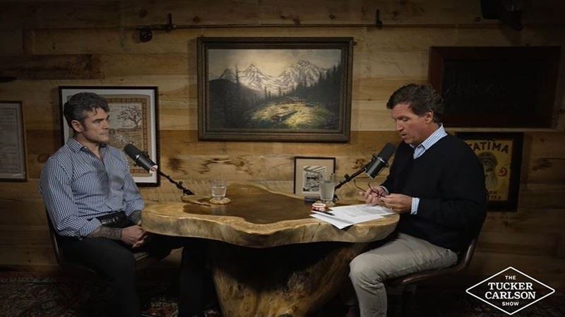 前美國國家反恐中心主任喬&middot;肯特（左）辭職後接受保守派主持人塔克&middot;卡森訪問，肯特爆料川普決策圈封閉，打伊朗是被以色列拖下水。（圖／翻攝畫面）