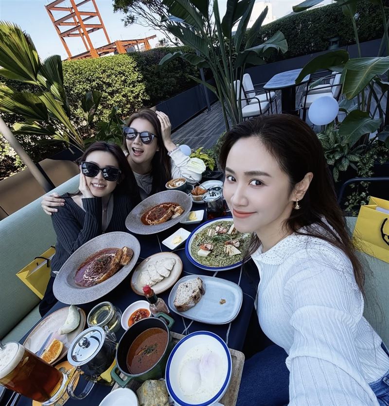 Sandy分享與姊妹聚會的合照。(圖／翻攝自IG@sandywis)