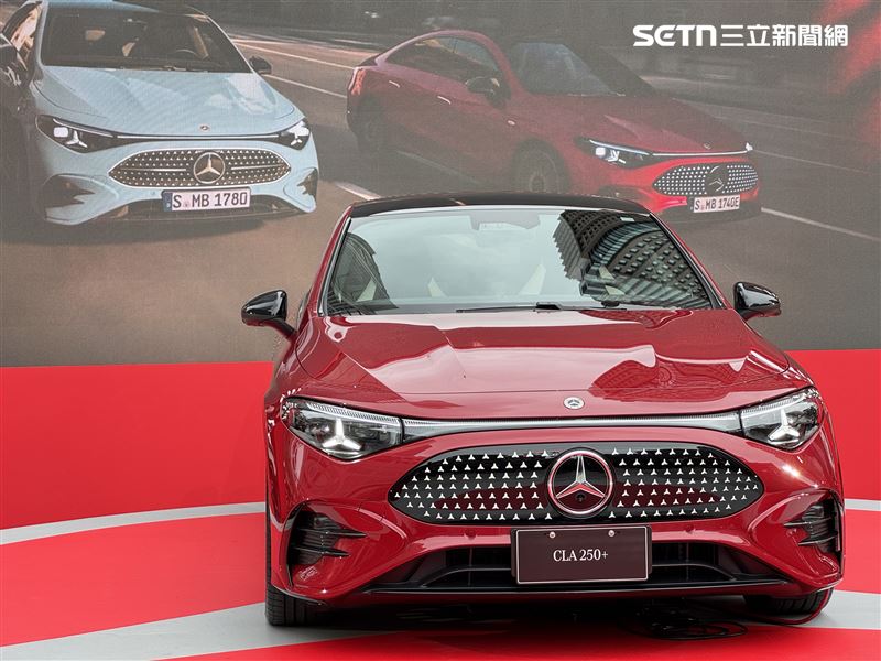 車頭發光星芒水箱護罩由142顆LED組成。（圖／記者鍾釗榛攝影）