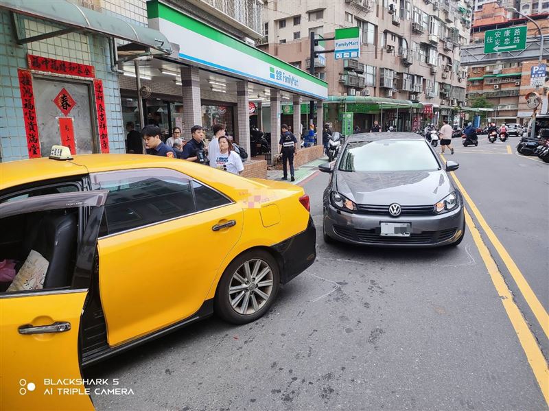 新店計程車疑因車輛故障，突然加速暴衝，撞擊3台汽車及1台機車，49歲女騎士受傷送醫。（圖／翻攝畫面）