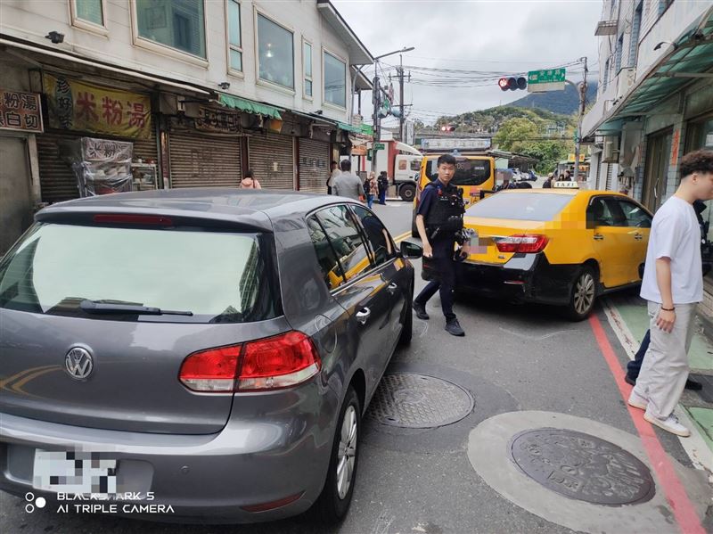 新店計程車疑因車輛故障，突然加速暴衝，撞擊3台汽車及1台機車，49歲女騎士受傷送醫。（圖／翻攝畫面）