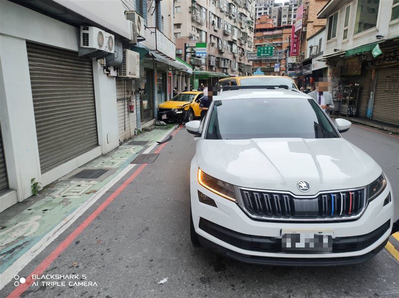 新店計程車疑因車輛故障，突然加速暴衝，撞擊3台汽車及1台機車，49歲女騎士受傷送醫。（圖／翻攝畫面）
