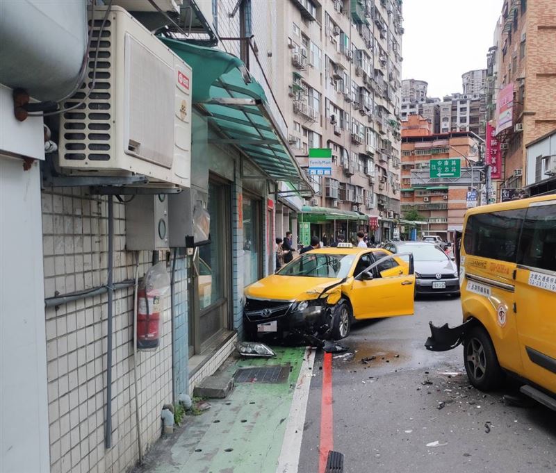 新店計程車疑因車輛故障，突然加速暴衝，撞擊3台汽車及1台機車，49歲女騎士受傷送醫。（圖／翻攝畫面）