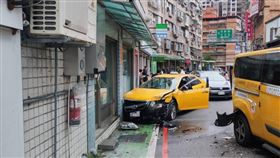 新店計程車疑因車輛故障，突然加速暴衝，撞擊3台汽車及1台機車，49歲女騎士受傷送醫。（圖／翻攝畫面）
