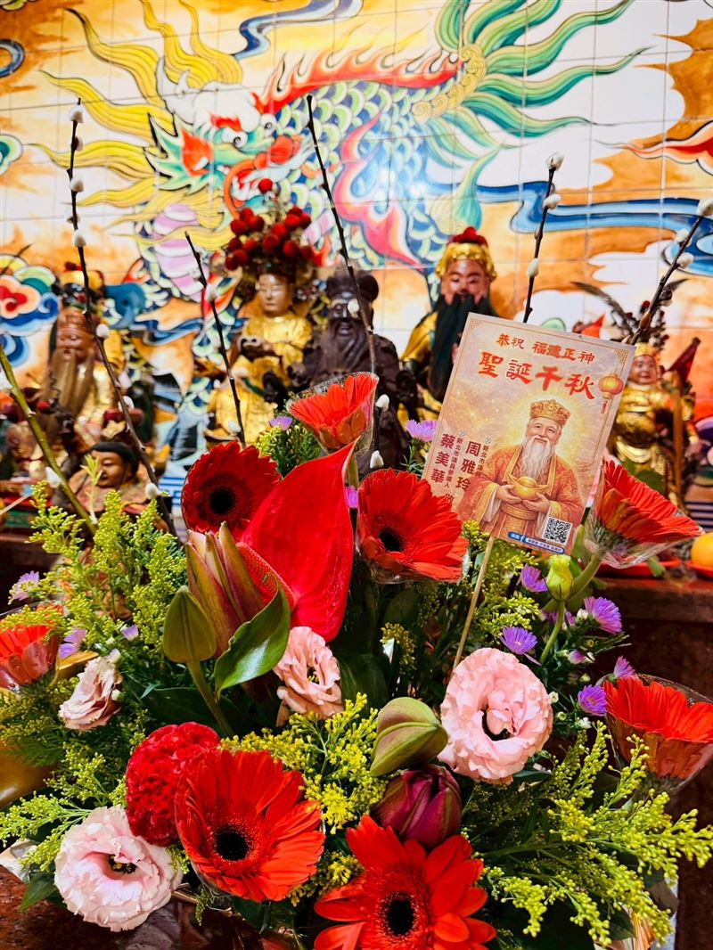土地公聖誕頭牙祈福，新北議員參選人蔡美華送花卡創意搶曝光