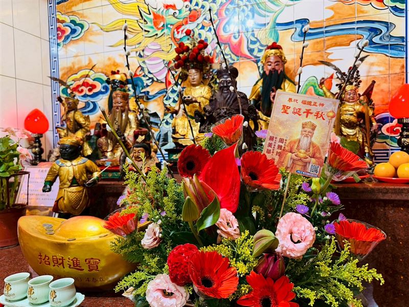土地公聖誕頭牙祈福，新北議員參選人蔡美華送花卡創意搶曝光