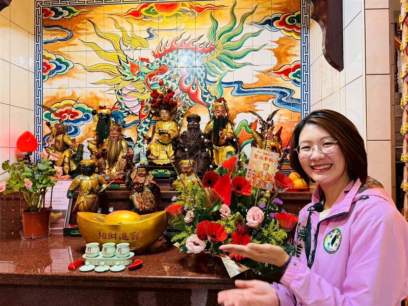 土地公聖誕頭牙祈福，新北議員參選人蔡美華送花卡創意搶曝光