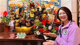 土地公聖誕頭牙祈福　新北議員參選人蔡美華送花卡創意搶曝光（業配勿用）